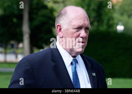 Washington, Usa. 30. Juni 2025. Der Grenzzar Tom Homan verlässt am Montag, den 30. Juni 2025, einen Medienanschlag vor dem Westflügel des Weißen Hauses in Washington DC. Quelle: Aaron Schwartz/CNP Credit: Abaca Press/Alamy Live News Stockfoto