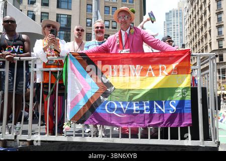 Menschen im VIP-Bereich stehen hinter einer Regenbogenfahne während der NYC Pride Parade in New York am Sonntag, den 29. Juni 2025. (Foto: Gordon Donovan) Stockfoto