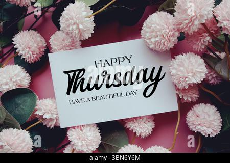 Happy Thursday have a beautiful Day Text with Blumendekoration on pink background Stockfoto