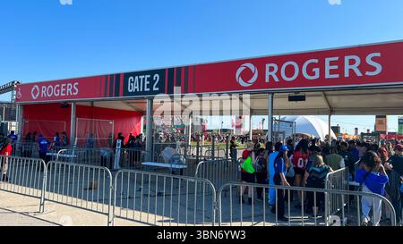 Toronto, Kanada - 29. Juni 2025: Fans treffen sich am Gate 2 des Rogers Stadium in Toronto zum Stray Kids Konzert, bei dem sie lebendige Energie und ein erleben Stockfoto