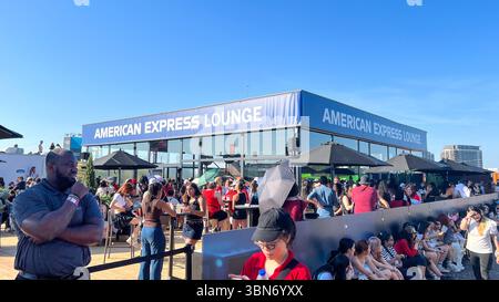 Toronto, Kanada - 29. Juni 2025: Fans treffen sich im Rogers Stadium für Stray Kids Konzert mit American Express Lounge und lebhaftem Outdoor-Ambiente Stockfoto