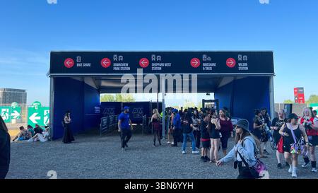 Toronto, Kanada - 29. Juni 2025: Fans von Stray Kids treffen sich vor dem Rogers Stadium in Toronto und schaffen eine energiegeladene Atmosphäre voller Antizipatio Stockfoto