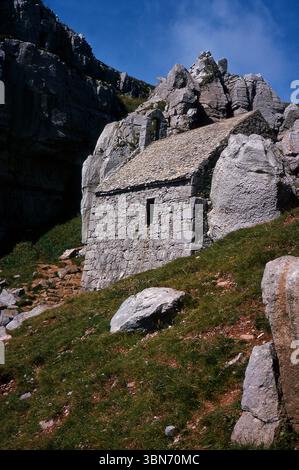Wales der 1960er Jahre – St Govan’s Chapel bei Bosherston, Pembrokeshire im Jahr 1966, eine mittelalterliche Wallfahrtskapelle aus dem 13. Jahrhundert, die in Phillip Pullmans Fernsehserie „His Dark Materials“ verwendet wurde Stockfoto