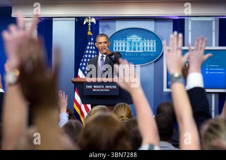 Präsident Barack Obama beantwortet Fragen von Studentenreportern im White House James S. Brady Press Briefing Room, Washington, DC, 28. April 2016. Stockfoto