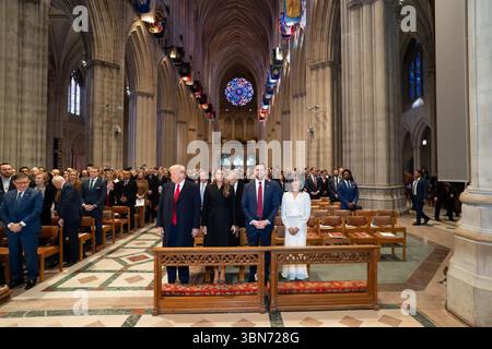 Präsident Donald Trump und First Lady Melania Trump stehen mit Gästen und Vizepräsidentin JD Vance und seiner Frau bei der Beerdigung von Präsident Jimmy Carter in der Washington National Cathedral. Bild mit freundlicher Genehmigung des Weißen Hauses. Stockfoto