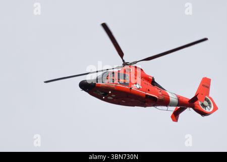 Newport, Oregon, USA - 27. Februar 2017: Ein Hubschrauber der US-Küstenwache fliegt über dem Kopf, wahrscheinlich auf einer Ausbildungsmission oder einer Such- und Rettungsaktion. Stockfoto