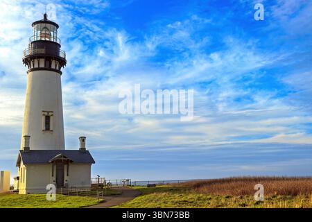 Yaquina Head, Oregon, USA - 27. Februar 2017: Der Yaquina Head Lighthouse ist hoch und führt Schiffe entlang der Küste Oregons mit seiner historischen Geschichte. Stockfoto