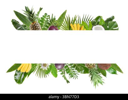 Frische tropische Früchte und grüne Blätter auf weißem Hintergrund. Leerzeichen für Text Stockfoto