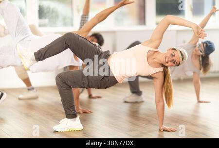 Break Dance von einer Gruppe junger Tänzer im Tanzstudio Stockfoto