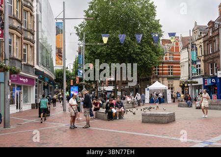 Shopper und Besucher des Stadtzentrums von Reading an der Fußgängerzone Broad Street, Großbritannien. Konzept: Lebenshaltungskosten, Inflation, Wirtschaft, Rezession Stockfoto