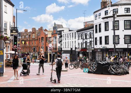 Fußgänger und Shopper an der Kreuzung Broad Street und King St, Blick auf die King St im Stadtzentrum von Reading, Großbritannien. Konzept: Inflation, Wirtschaft Stockfoto
