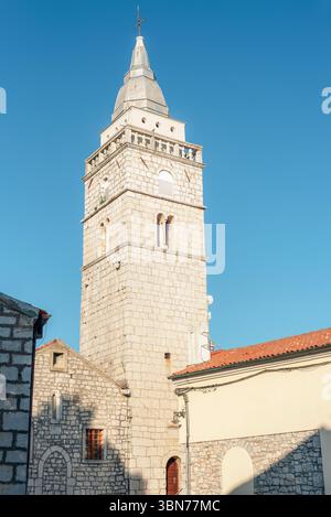 Kirche der Himmelfahrt der Heiligen Jungfrau Maria in der Stadt Omisalj, Insel Krk, Kroatien. Stockfoto