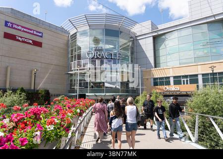 Shopper und Besucher des Oracle Indoor Shopping Centre & Freizeit Mall, überqueren den Fluss Kennet auf einer Fußgängerbrücke, Reading, Großbritannien Stockfoto