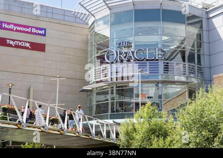 Shopper und Besucher des Oracle Indoor Shopping Centre & Freizeit Mall, überqueren den Fluss Kennet auf einer Fußgängerbrücke, Reading, Großbritannien Stockfoto