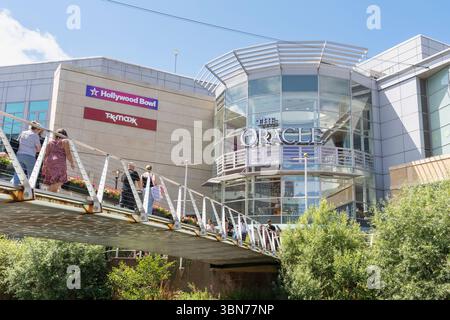 Shopper und Besucher des Oracle Indoor Shopping Centre & Freizeit Mall, überqueren den Fluss Kennet auf einer Fußgängerbrücke, Reading, Großbritannien Stockfoto