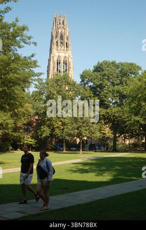 Zwei Studenten gehen auf dem historischen Campus der Yale University in New Haven, Connecticut Stockfoto