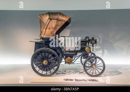 Daimler-Riemenkraftwagen VIS-a-VIS ab 1896. Das Mercedes-Benz Museum in Stuttgart präsentiert eine Reise durch die Automobilgeschichte des globalen Unternehmens Stockfoto