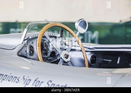 Mercedes-Benz Rennwagen Schnelltransporter ab 1955 mit 300 SLR-Rennwagen. Das Mercedes-Benz Museum in Stuttgart präsentiert eine Reise durch das Auto Stockfoto