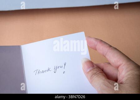 Frau, die eine Dankeskarte aus nächster Nähe hält. Stockfoto