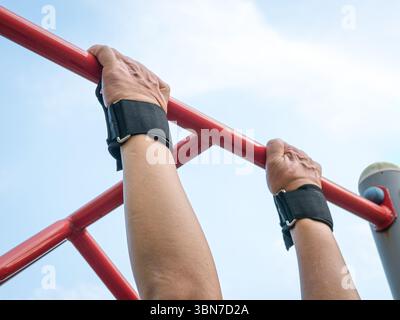 Klimmzüge auf der Stahlstange, Nahansicht. Stockfoto