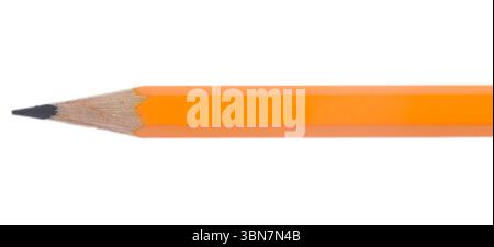 Der angespitzte orangefarbene Holzbleistift liegt horizontal auf weißem Hintergrund in flachem Design, Kopierraum Stockfoto