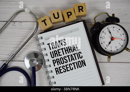 TUPR - Akronym der transurethralen Prostataresektion auf Notizblock, Healthcar und medizinisches Konzept Hintergrund Stockfoto