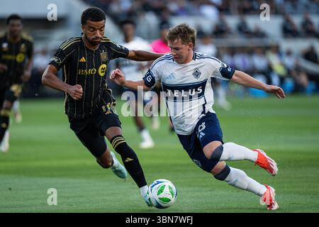 Vancouver Whitecaps-Verteidiger Tate Johnson (28) wird von LAFC-Mittelfeldspieler Timothy Tillman (11) während eines MLS-Spiels am Sonntag, den 29. Juni 2025, im BMO Stadium in Los Angeles, CA, herausgefordert. (Jon Endow/Bild des Sports) Stockfoto