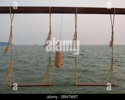 Eine Schaukel über den Ozean in Kep, Kambodscha Stockfoto