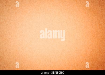 Die grobe, orange strukturierte Oberfläche füllt den gesamten Rahmen in flachem Design mit dezentem Farbverlauf Stockfoto