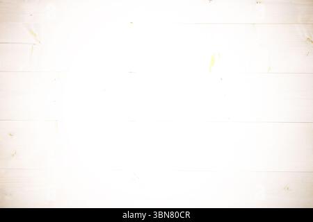 Die weiß lackierte Holzdiele bietet eine flache Kulisse mit dezenten Rillenlinien Stockfoto