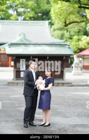 Im Juni 2025 posierte ein junges japanisches Paar Anfang 20 für ein Erinnerungsfoto mit ihrem einmonatigen Baby unter traditionellen Torii Stockfoto