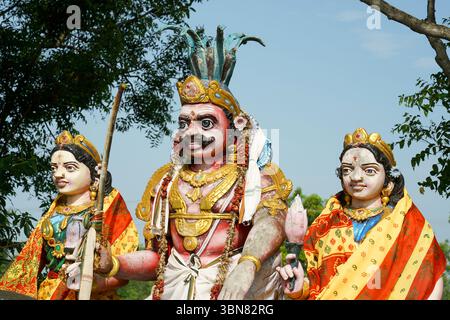 Ayyanar-Tempel in der Mitte von Ackerland Stockfoto