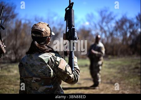 Ein Luftmann steht mit einem Gewehr bereit während des Waffentraining auf der Laughlin Air Force Base, Texas, 10. Februar 2023. Die 47. Mission Support Group führte Bereitschaftsübungen durch, um die Missionsausführung und das Vertrauen in Notsituationen zu verbessern. (Foto der U.S. Air Force von Airman 1st Class Keira Rossman) Stockfoto