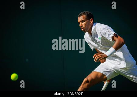 London, Großbritannien. 30. Juni 2025. Juni 30: Felix Auger-Aliassime (CAN) während seines ersten Rundenspiels gegen James Duckworth (aus) am ersten Tag der Wimbledon Championship im All England Lawn Tennis & Croquet Club, London am Montag, den 30. Juni 2025. (Foto: Patrick Hamilton/SIPA USA) Credit: SIPA USA/Alamy Live News Stockfoto