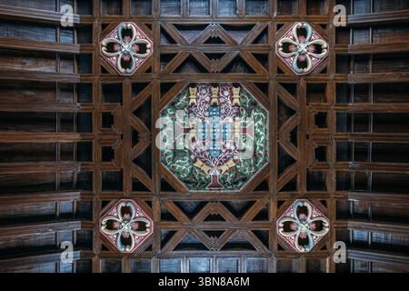Verzierte Holzdecke im Rathaus von Velas Sao Jorge Azoren Portugal. Portugiesisches Wappen, traditionelle Handwerkskunst, städtisches bui Stockfoto