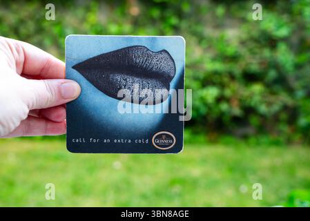 Lublin, Polen, 26. Juni 2025 Vintage irish Stout Beer Guinness Achterbahn aus einem Pub Stockfoto