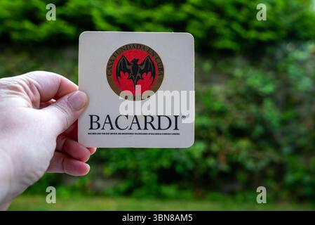 Lublin, Polen, 26. Juni 2025 Vintage kubanische Bacardi Rum Achterbahn aus einem Pub Stockfoto