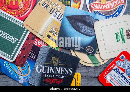 Lublin, Polen, 26. Juni 2025 Sammlung alter irischer, tschechischer und deutscher Bieruntersetzer aus Pubs Stockfoto