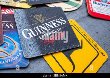 Lublin, Polen, 26. Juni 2025 Sammlung alter irischer, tschechischer und deutscher Bieruntersetzer aus Pubs Stockfoto