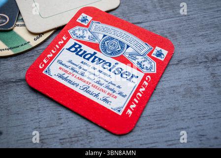 Lublin, Polen, 26. Juni 2025 Vintage Budweiser Lagerbier-Achterbahn aus einem Pub Stockfoto