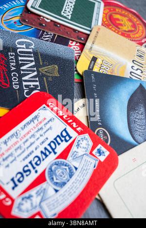 Lublin, Polen, 26. Juni 2025 Sammlung alter irischer, tschechischer und deutscher Bieruntersetzer aus Pubs Stockfoto