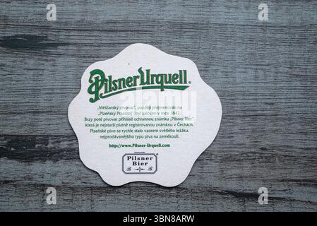 Lublin, Polen, 26. Juni 2025 Vintage Pilsner Urquell Bieruntersetzer aus einem Pub Stockfoto