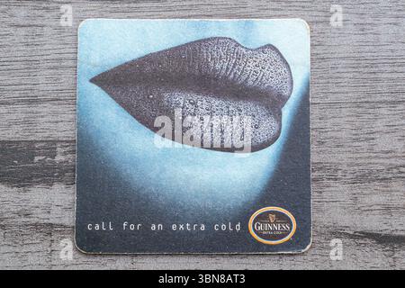 Lublin, Polen, 26. Juni 2025 Vintage irish Stout Beer Guinness Achterbahn aus einem Pub Stockfoto