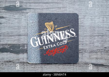 Lublin, Polen, 26. Juni 2025 Vintage irish Stout Beer Guinness Achterbahn aus einem Pub Stockfoto