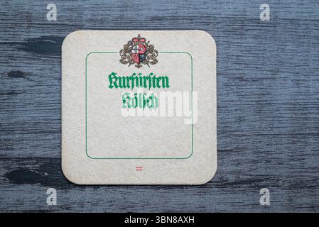 Lublin, Polen, 26. Juni 2025 Vintage-Achterbahn aus einem Pub Stockfoto