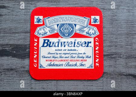 Lublin, Polen, 26. Juni 2025 Vintage Budweiser Lagerbier-Achterbahn aus einem Pub Stockfoto