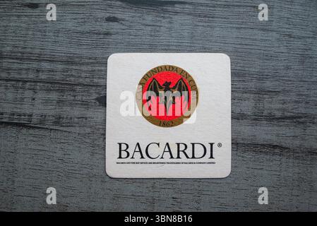 Lublin, Polen, 26. Juni 2025 Vintage kubanische Bacardi Rum Achterbahn aus einem Pub Stockfoto