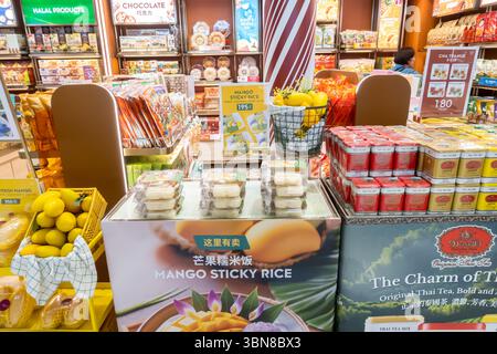 Mango-Kleberreis, lokale Speisen auf Display im Geschmack of Thailand Store, Bangkok Flughafen, Thailand Stockfoto