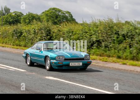 1995 90er Jahre Türkis Jaguar XJ-S 4,0 Auto V6 Auto Car Coupé Benzinmotor 3980 ccm; klassische, versammelbare Performance-Fahrzeuge, die auf der Hoghton Towers Veteran Car Show in Preston, Großbritannien, ankommen Stockfoto