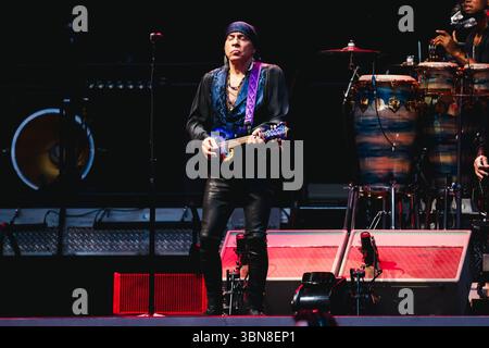 Mailand, Italien. 30. Juni 2025. Steven Van Zandt tritt 2025 am 30. Juni 2025 im San Siro Stadion in Mailand auf (Foto: Alessandro Bremec/NurPhoto). Quelle: NurPhoto SRL/Alamy Live News Stockfoto